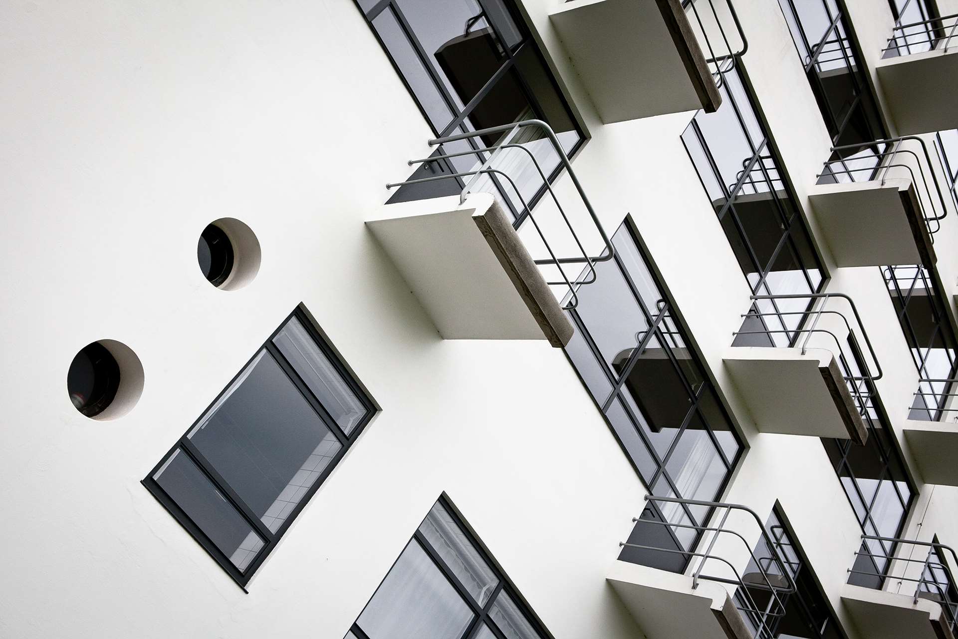 Vit Bauhaus-byggnad med balkonger