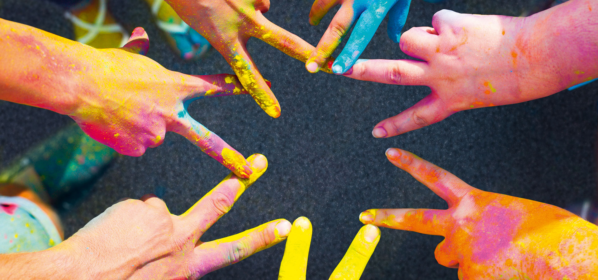 Händer och fingrar fulla med färg
