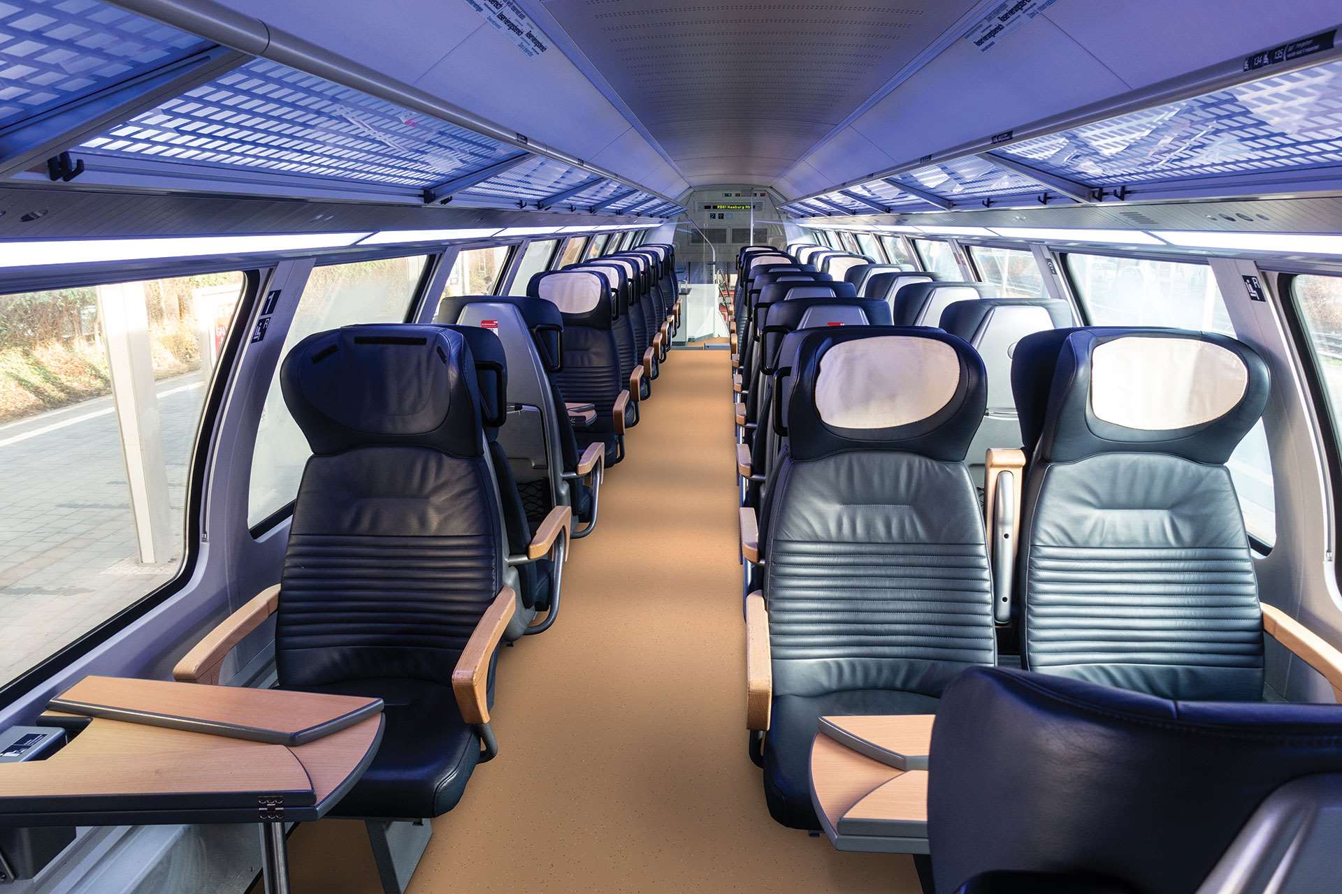 Altro Transflor Motus in Atocha installed on an intercity train.