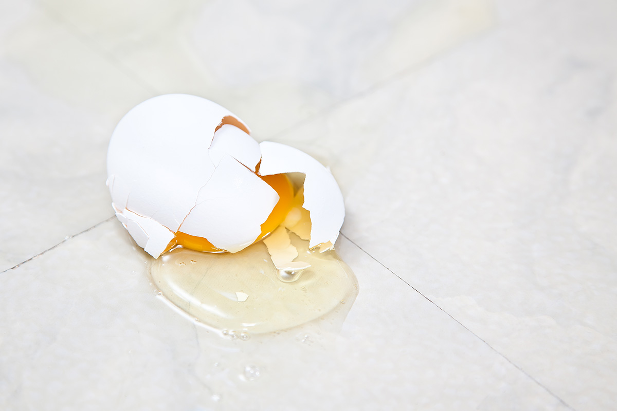 К чему снятся разбитые сырые яйца. Разбитое яйцо. Разбитое яйцо на полу. Красиво разбитое яйцо. Яйцо разбилось на полу.